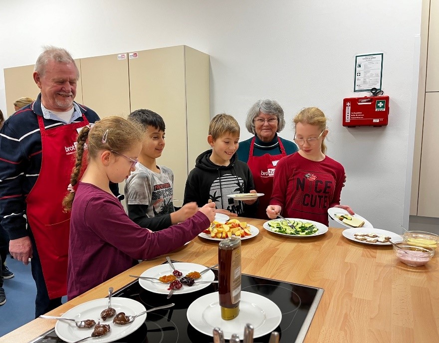 Schülerinnen und Schüler der Achtenbeckschule bei der Brotzeit